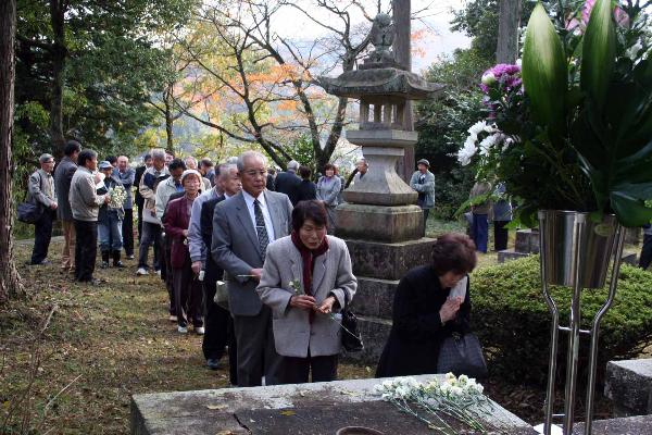 http://www.kyokenro.or.jp/news/%E7%B4%B0%E4%BA%95%E5%92%8C%E5%96%9C%E8%94%B5%E7%A2%91%E5%89%8D%E7%A5%AD.jpg